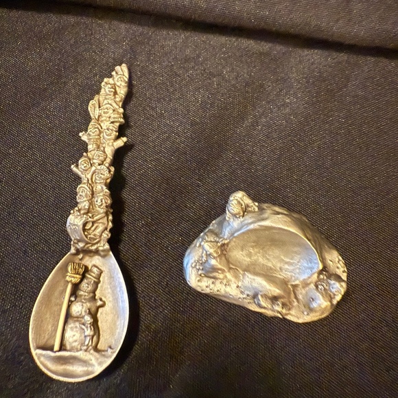Set of 2 Fort Pewter Christmas spoons with Pewter stands - Picture 4 of 11